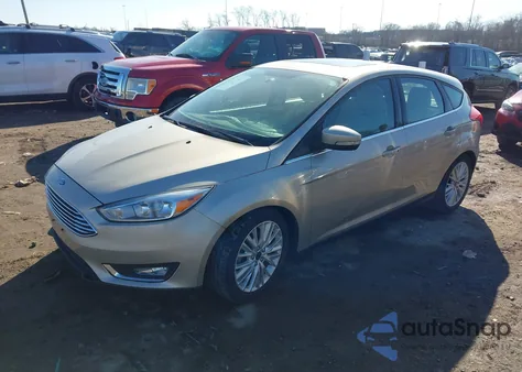 2018 Ford Focus Titanium z USA, uszkodzony, nr VIN 1FADP3N28JL271872